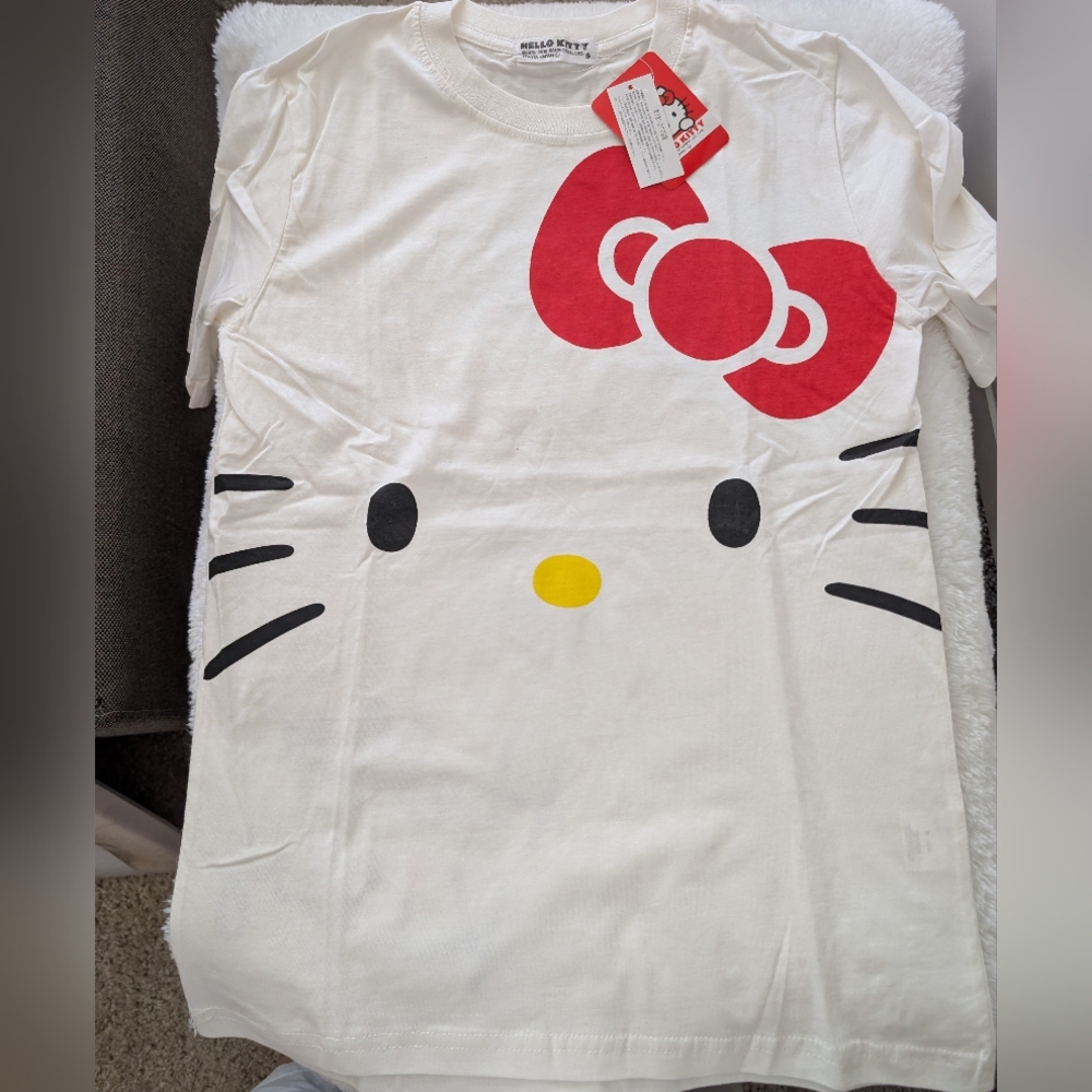 NWT Sanrio Hello Kitty Tee - Size Small